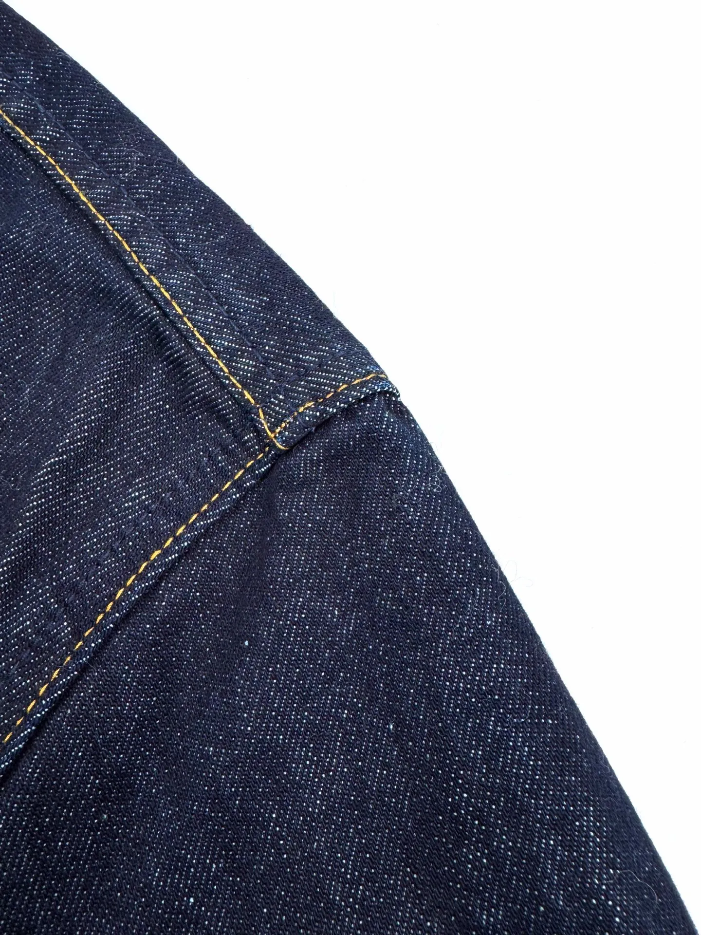 P500 Stonelsland emblem denim jacket. Customized high-density twill denim. Full texture. Comfortable and close to the skin. Classic indigo denim is the main tone. It has a retro charm and a modern sense of fashion. The front breast pocket is cut into the front panel with a golden ratio. A pragmatic reconstruction of the ritual. The iconic Stonelsland emblem is embellished on the sleeves, like a unique medal, highlighting the brand's imprint. Simple lines outline a neat silhouette. Outline a casual and free style. The workwear gene is infused with luxury DNA. Simple charm and versatile charm. Process 1: Use imported machine embroidery technology. Use advanced computer control system and precision mechanical parts to realize Stonesland badge embroidery operation with high precision and smooth and delicate lines. Process 2: The whole garment is washed with Zhongxiao. Use a special solution to remove stains and slight fading. Then use a strong washing method to fade the color to make it more uniform. Process 3: The whole piece of clothing is sewn using an embedded clip machine. The embedded clip machine can control the distance between the two needles by changing the needle position to achieve seamless splicing, smooth and tidy. Accessories: Customized 1:1 Stonelsland I-shaped buckle, Customized 1:1 Stonelsland embroidery label, Customized 1:1 Stonelsland resin button, Customized 1:1 Stonelsland snap button, Customized 1:1 Stonelsland trademark. Version: Loose version Size: S M L XL Style number: BB747
